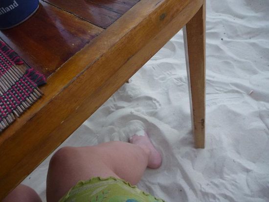 ... mit den Füßen im warmen Sand ...