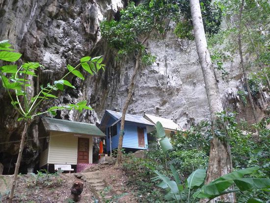 Dort leben die Mönche in kleinen Häuschen.