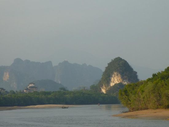 Auf einem der Berge im Hintergrund ist der Wat Tam Sua.