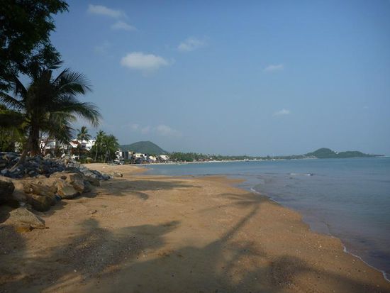 So sieht der Strand aus. Ganz nett, oder? Jedenfalls völlig okay für den Urlaubsabschluss. Morgens nach dem Aufwachen sofort im Meer schwimmen können: Einfach nur schön.