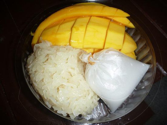 Und dann entdeckte ich zu meinem Entzücken dies: Einen Stand, an dem es Sticky Rice with Mango gab!