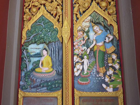 Im Bot sind prachtvolle Wandgemälde, die Szenen aus Buddhas Leben zeigen.