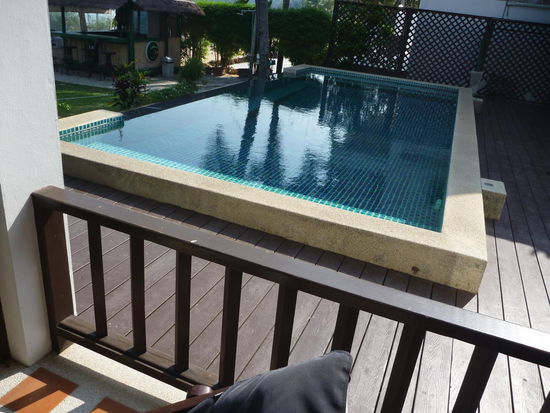 Hier noch mal ein Blick von meiner Veranda auf den kleinen, aber feinen Pool des Hotel. Habe ich allerdings nie benutzt, das Meer war mir lieber.