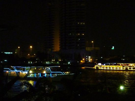 Partyboote auf dem Chao Phraya.