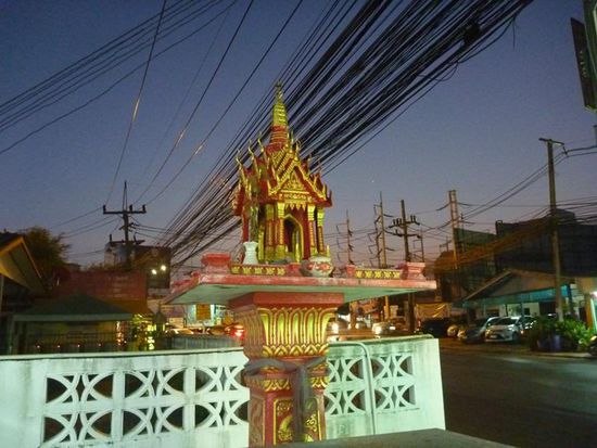 Typische Stromkabelverlegung Thai-Style. Mit Geisterhäuschen.