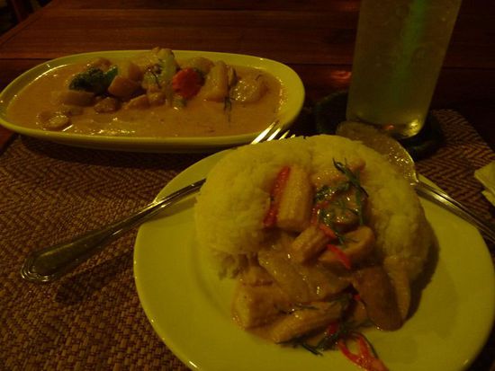 Der Plan Essen, Schlafen, Tauchen geht super auf. Hier ein leckeres Penang Curry.