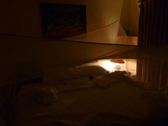 Gemütlich schlafen unter dem Moskitonetz.