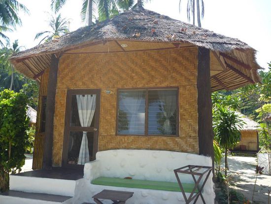 Wer ist nur auf die Idee gekommen, es mit einem solchen Betonsofa zu verschandeln?