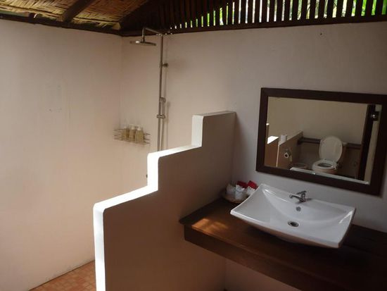 Das große halboffene, luftige Bad mit Regendusche!!! Ich liebe sie.