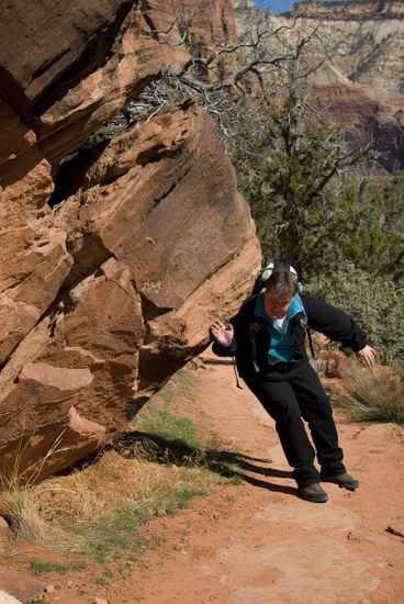 Markus kämpft gegen herabstürzende Felsen 