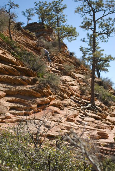Auf dem Bild sieht man eine Kette an der man sich beim Klettern festhalten konnte. Dort wo der Junge ist waren wir auch.