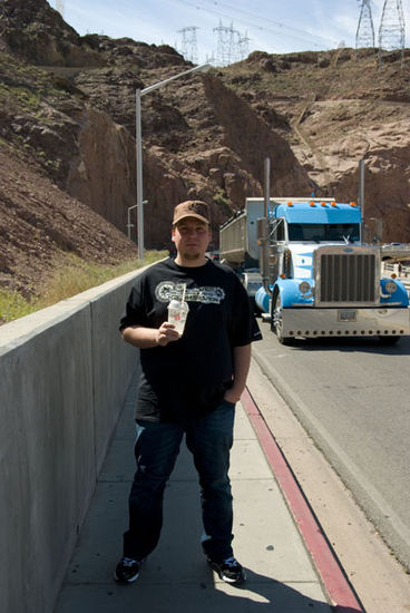 Markus ganz amerikanisch mit Milchshake und Truck am Hoover Dam