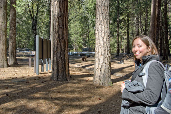 Magda mit Bär (zw. den Bäumen)