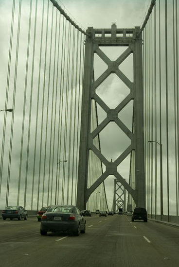 Die Bay-Bridge mit 5 Spuren und viel Verkehr