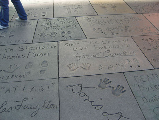 Grauman’s Chinese Theatre mit den
Hand-/Schuhabdrücken der Filmstars
