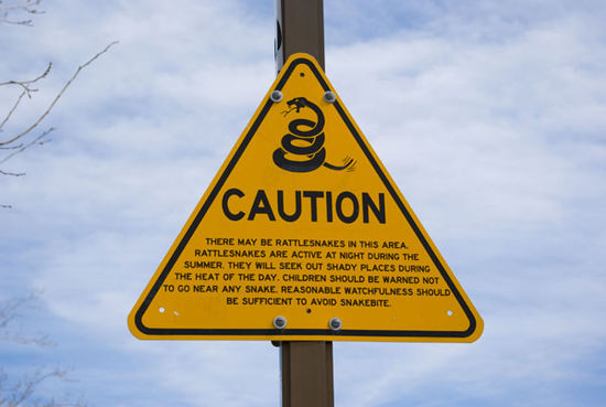 Warnschild am Rastplatz