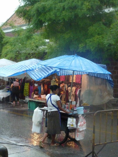 Die Pancake Verkaeuferin hat sicher auch schon trockenere Sonntagsmaerkte gesehen 