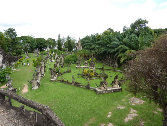 Buddah Park... schoen schraeg in die Landschaft zementiert 