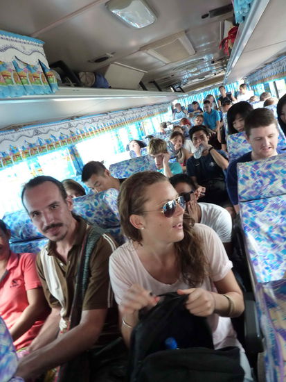 Fahrt nach Vang Vieng... nennen wir es "el Autobus": Die Dame im Vordergrund verbrachte 4 Stunden auf einem Hocker (!) sitzend im Mittelgang... Laos halt 