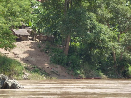Dorfidylle... baden im Mekong 