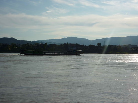 Abendliche Ankunft... Foto in der Naehe von Huai Xai