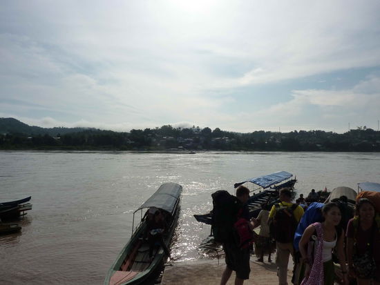 Blick von Chiang Khong in Thailand zurueck nach Huai Xai in Laos... im Vordergrund: Faehre 
