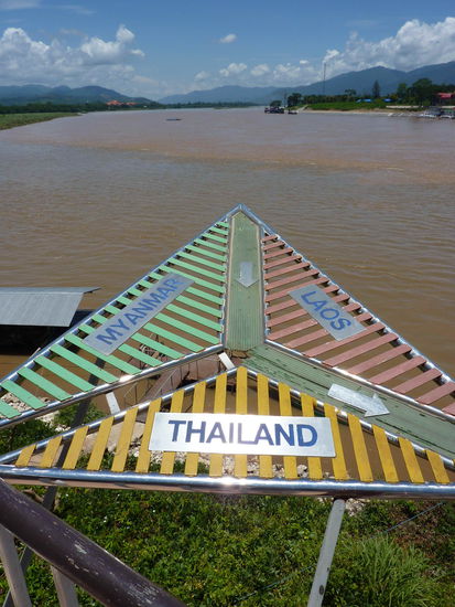 Das beruehmte goldene Dreieck, Muendung des Ruak River in den Mekong (die braunere Bruehe  ). Links vorne Myanmar, rechts vorne Laos und Thailand hinter mir (nicht im Bild  )