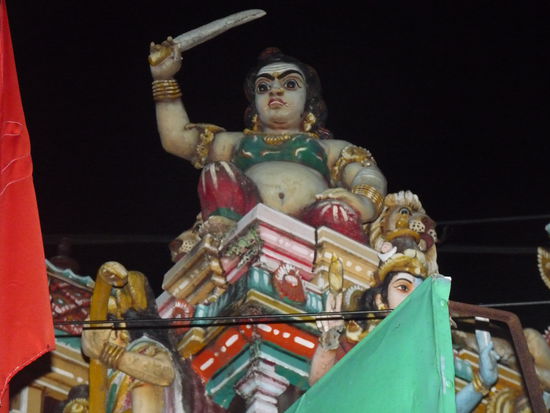Statue in Alleppey auf einem Haus