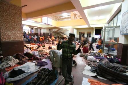 Bahnhof in Haridwar: Der Typ wollte nicht aus dem Bild gehen.