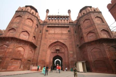 Eingang zum Red Fort. Ueberall stehen Soldaten mit AK74.
