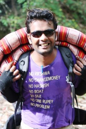 Raj mit dem passenden T-shirt fuer einen Indientouristen!