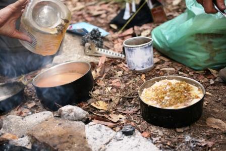 links Chai mit Bauernhonig und rechts Porridge mit Honig und Rosinen (Kalorien!)