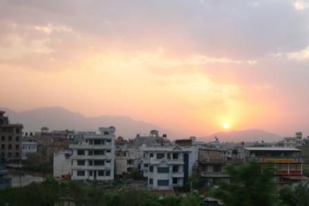 Sonnenuntergang ueber den Bungalowschluchten von Kathmandus Aussenbezirken