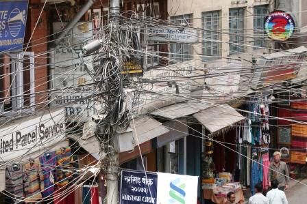Kein Wunder, dass hier staendig Stromausfall ist. Kabelbaeume, sind hier der Alptraum eines jeden deutschen Elektrikers