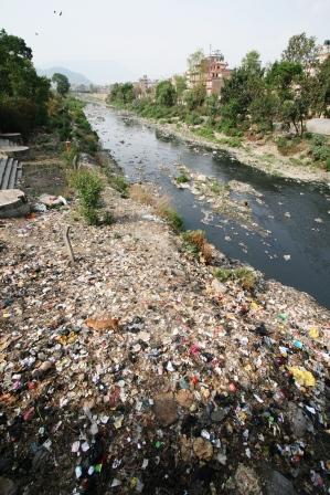 Wann werden sie es lernen...
Der "Fluss" war wirklich schwarz! Neben den blubbernden Schwefelwasserstoffblasen wuehlten gemuetlich die Schweine im Muell