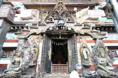 Ein buddistischer Schrein in Patan: Viel Gold und Goetterfiguren (mit den buddistischen kenne ich mich leider noch nicht aus) und Opfergaben