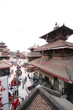 Der Dubar Square in Patan: Hier zog gerade eine Pilgergruppe mit Blaskapelle vorbei