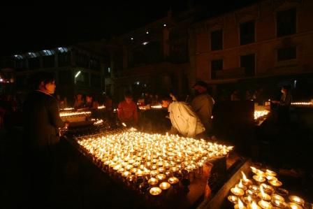 Abends werden wahre Meere von Kerzen angezuendet. Es ist dann in der Naehe schon ganz schoen heiss und die Kerzenverkaeufer tragen alle einen Mundschutz wegen der starken Rauchentwicklung