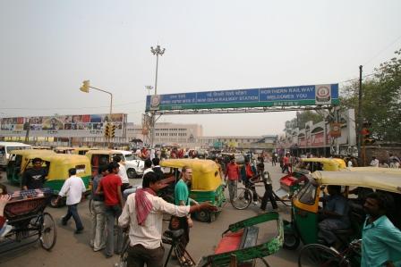 Normales Chaos vor dem Bahnhof in Delhi