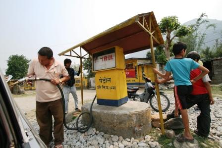 Eine Tankstelle in Nepal, der Liter Sprit kostet etwa 77 Rupies