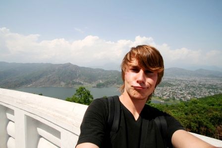 links Phewa-Tal, rechts Lakeside, dazwischen hat sich irgend so n Spako aufs Bild gequetscht