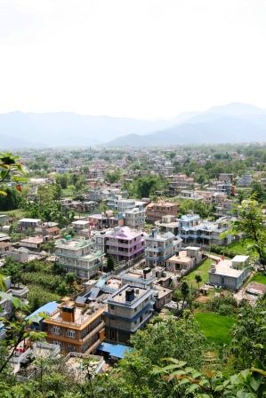 Der Blick ueber Pokhara: rechts koennte man auf einem Hochkontrastfilm noch die World Peace Pagoda erkennen