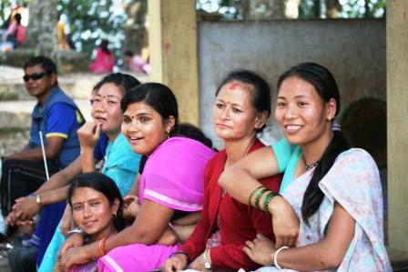 Unsere Hausmuetter: v. r. n. l.: Nirmala Gurung, Bishnu K. C., Shanti, Simitra (unten) und Nilu der mit der Sonnenbrille ist Tanka