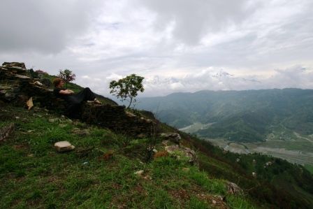 Das ueber den Wolken da, das sind Berge! Richtige Berge! Es kommt auf den Fotos immer nicht so richtig rueber, aber wenn man davor steht, hauen sie einen mit ihrer majestetischen Groesse einfach nur von der Steinmauer...