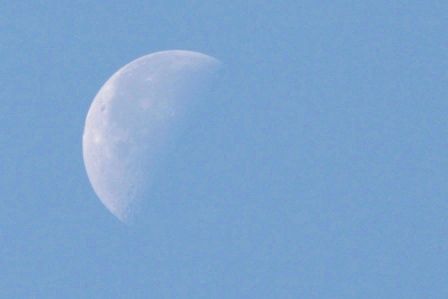 Und sogar den Mond kann man damit ganz gut ablichten, aber nicht so gut wie mit dem 700 mm Teleskop....