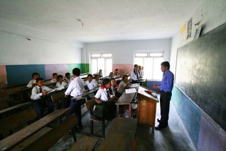 Der Raum der 5. Klasse.
Das Modernste im Raum ist die Uhr ueber der Tafel (und sie funktioniert sogar!)