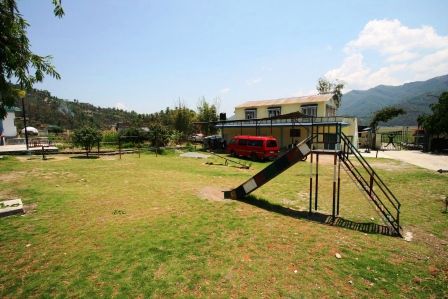 Und der Spielplatz ist auch regelmaessig in Gebrauch. Besonders wegen den Schaukeln wird viel geheult. (eine Schaukel wird ja schliesslich erst dann interessant, wenn schon jemand drauf sitzt...)