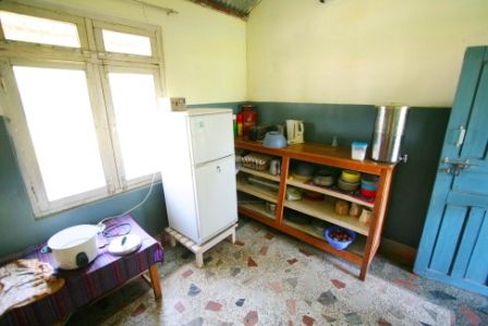 v.l.n.r darf ich vorstellen: Reiskocher, Kuehlschrank, Wasserkocher und Wasserfilter...