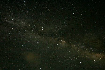 Und das hier liebe leute ist unsere gute Galaxie die Milchstrasse. Da es hier zum Glueck fast keine Luftverschmutzung gibt, sieht man sie hier manchmal als helles Band. Die gelben Flecken die man rechts sehen kann, sind keine Wolken, sondern Sternhaufen! links unten, dass war eine Wolke. Das Bild ist im Original wirklich super geworden. Und guckt mal nach rechts oben. Genau, das ist die erste Sternschnuppe (shooting star) die ich in meinem Leben fotgraphiert habe...