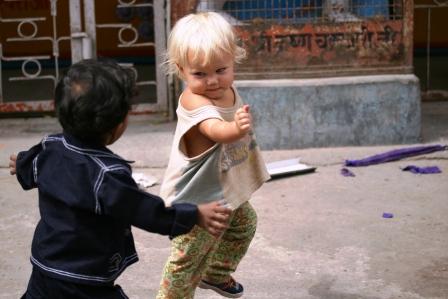 Die beiden hatten ihren Spass! Ohne Worte. Schoen zu sehen, dass das kindliche Interesse die kulturaeren Barrieren links liegen laesst! Wir sollten alle wieder wie Kinder aufeinander zugehen.